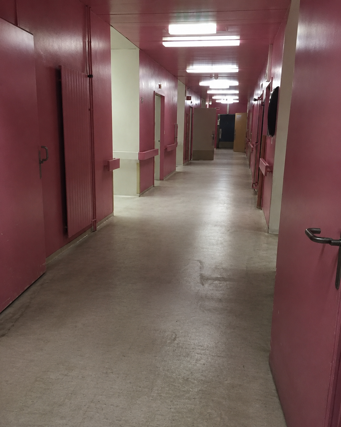 Couloir d'immeuble terne avant remise en état