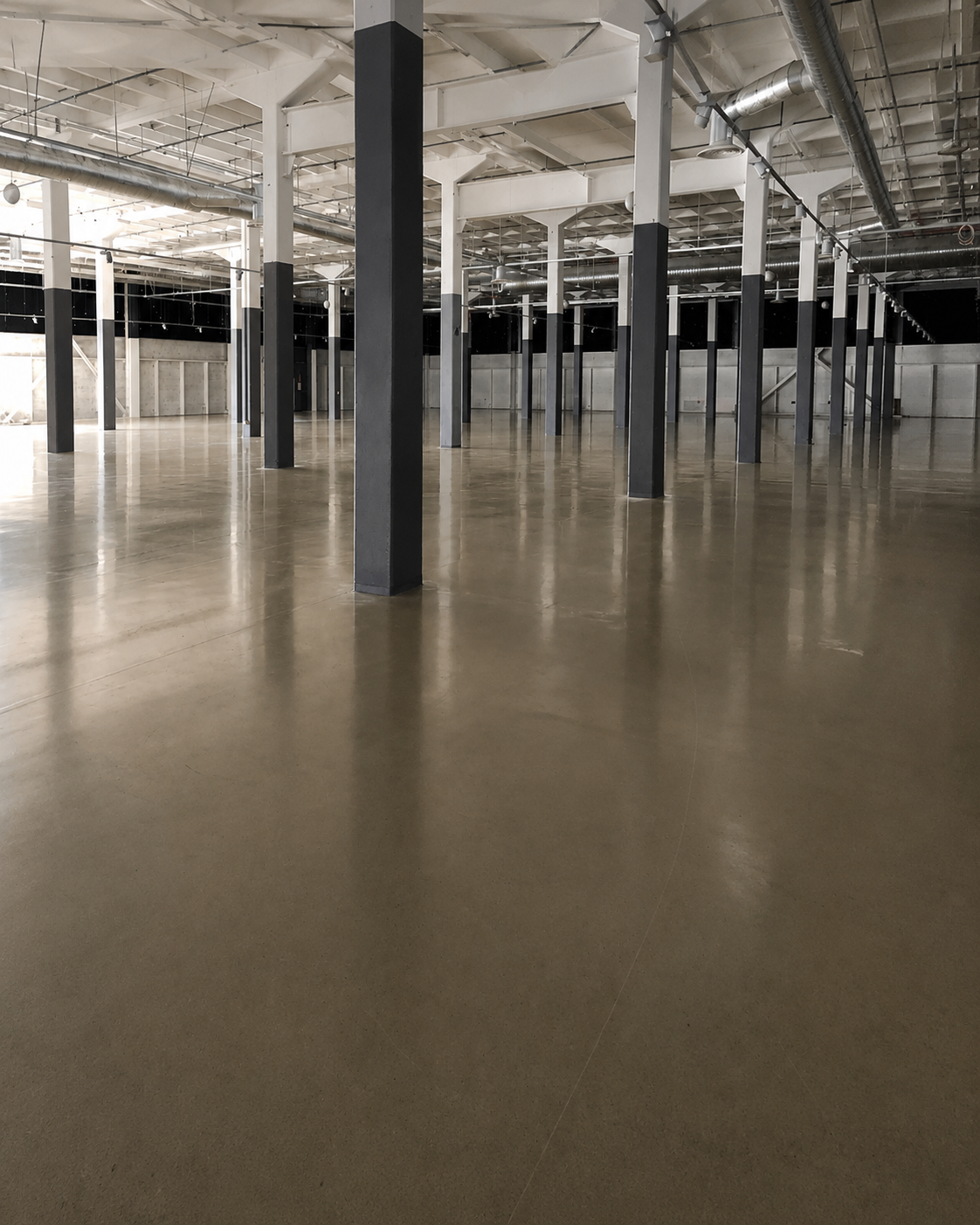 Hall industriel au sol récuré et brillant après intervention Clean-Clean