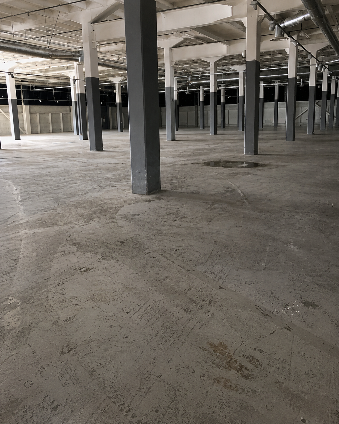 Hall industriel poussiéreux avant nettoyage de fin de chantier