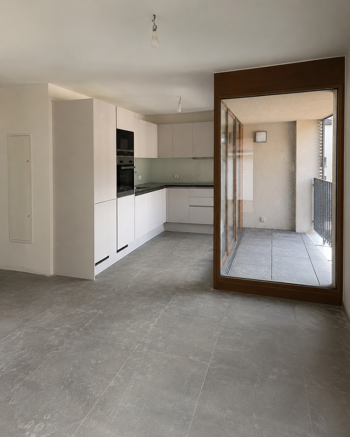 Cuisine neuve poussiéreuse avant nettoyage de fin de chantier