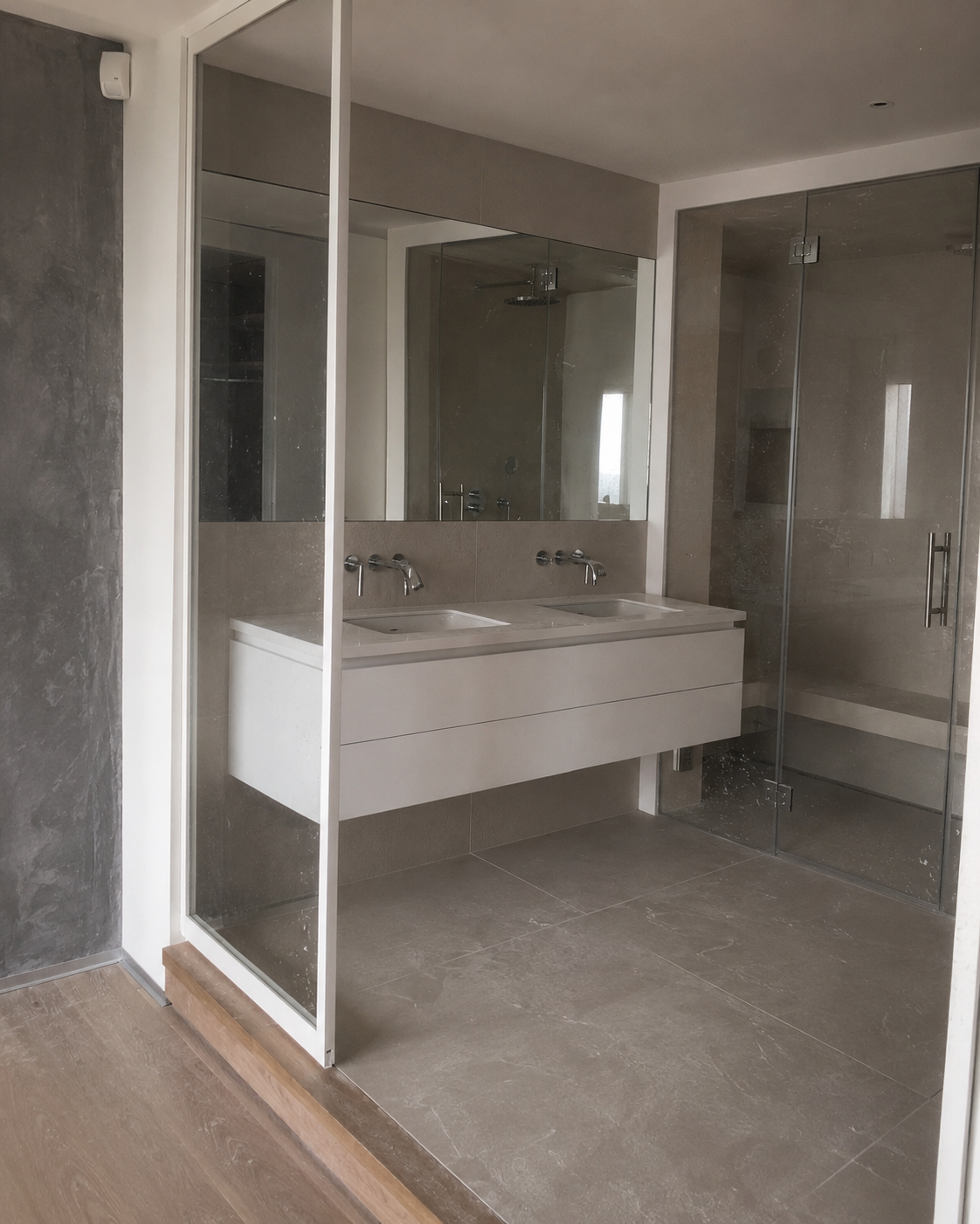 Salle de bains neuve avec traces de chantier avant nettoyage