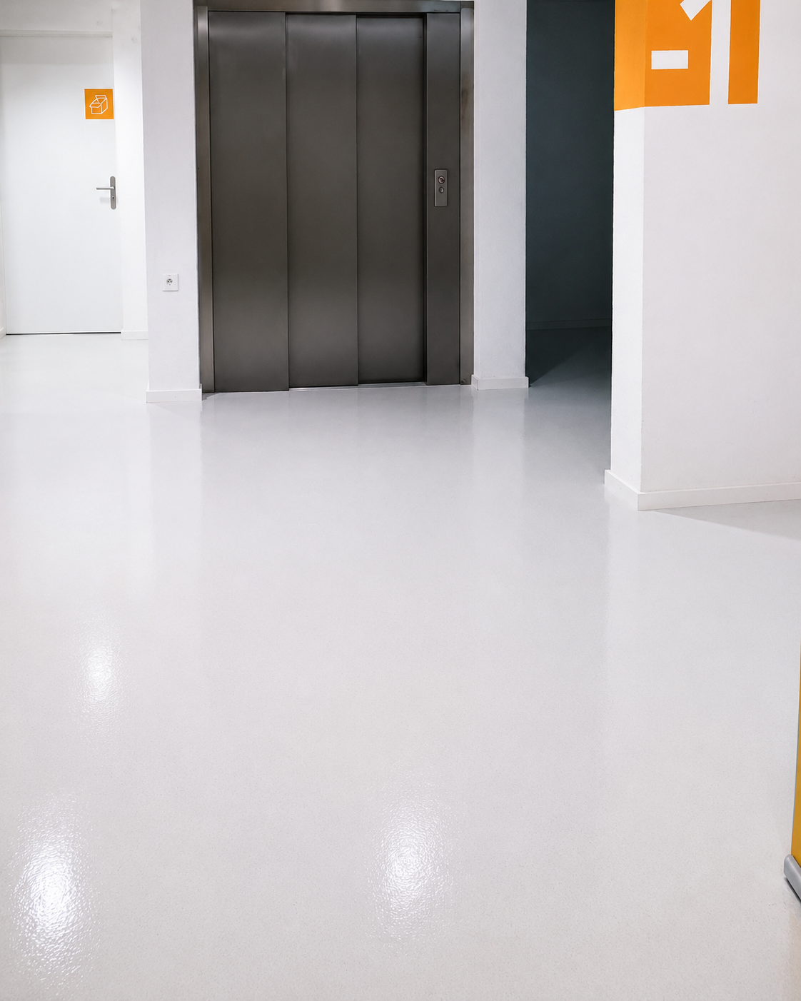 Palier d'ascenseur propre et lumineux après intervention