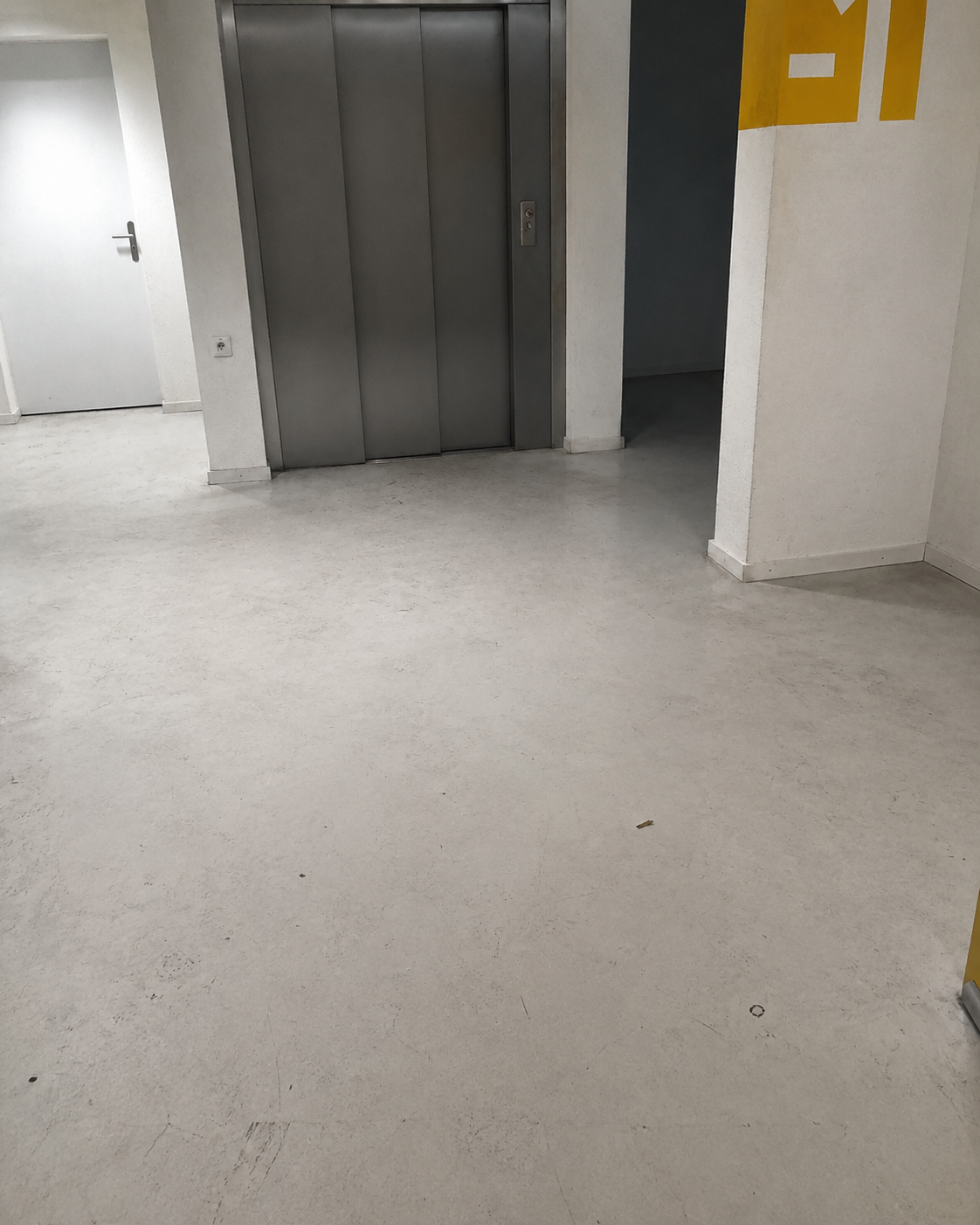 Palier d'ascenseur brut avant nettoyage de fin de chantier