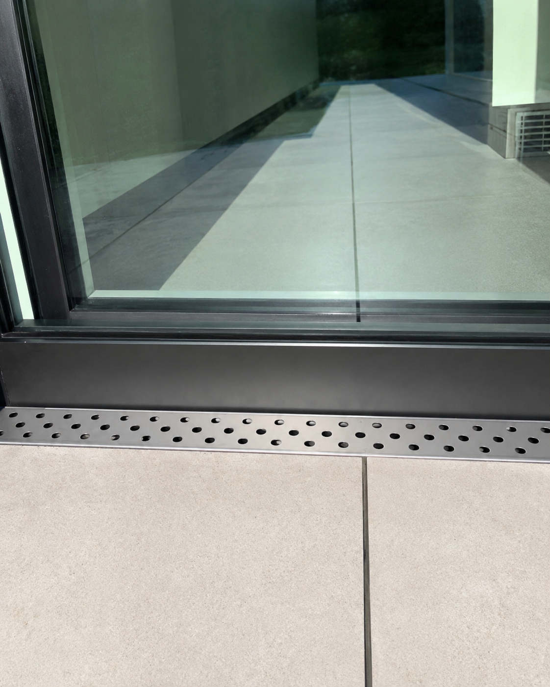 Terrasse et caniveau propres après nettoyage en profondeur