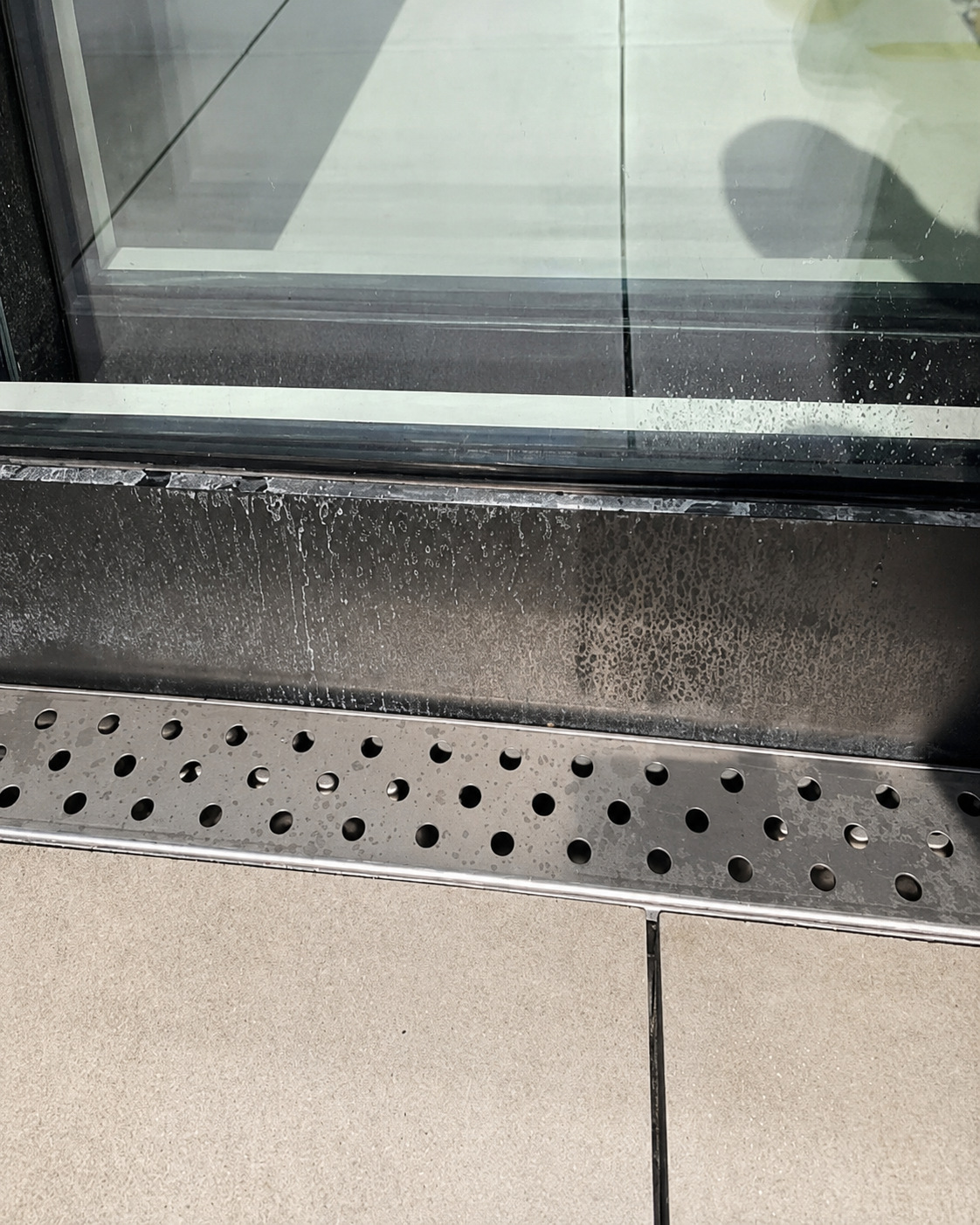 Dalles de terrasse et caniveau encrassés avant nettoyage