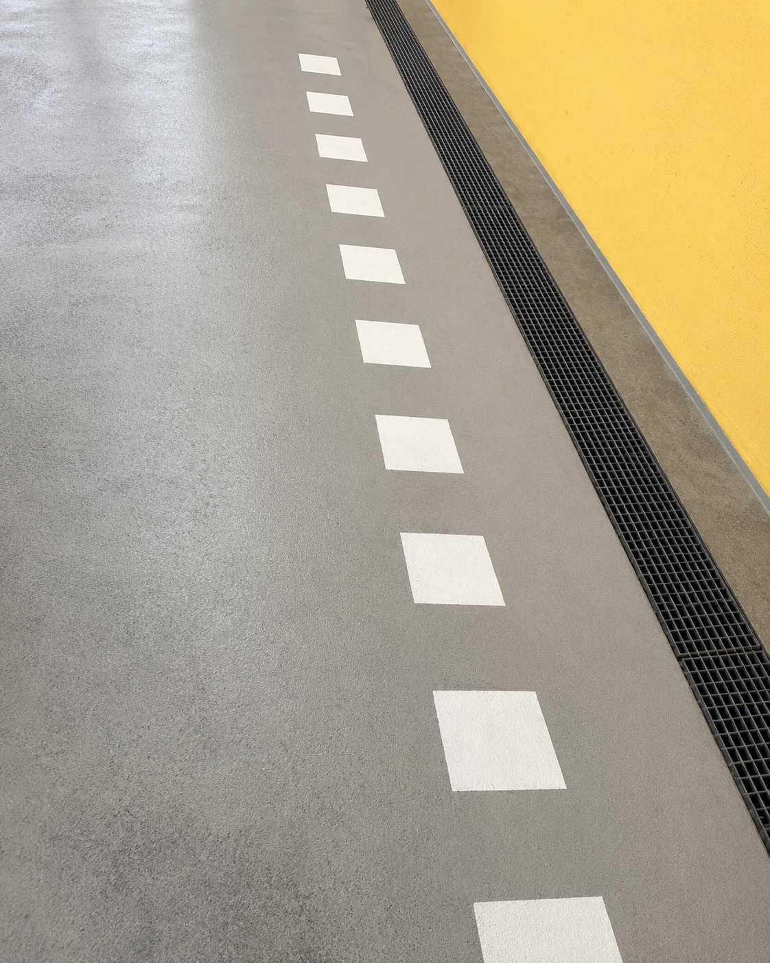 Sol de parking propre aux marquages ravivés après intervention